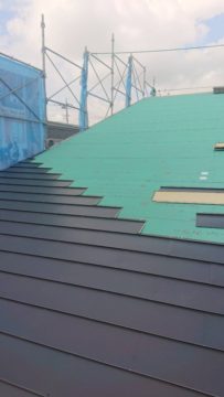 T様邸の新築工事　屋根・横葺き